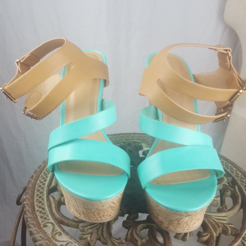 D PLATFORM HEELS TAN GREEN SZ 7.5